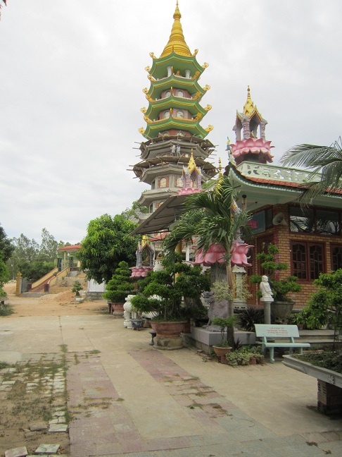 Bảo tháp thờ xá lợi Phật tại Tịnh xá Ngọc Sơn