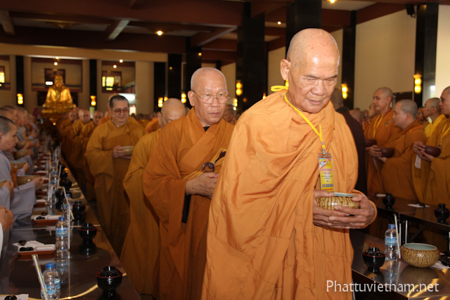 Chùm ảnh: Cổ Phật khất thực tại Đại Giới Đàn Quảng Đức