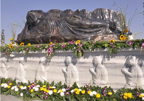 Tượng Phật bằng đá sapphire lớn nhất Việt Nam