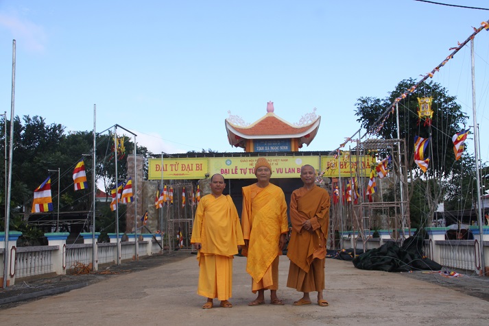 Chư tôn đức lãnh đạo GĐ III quang lâm, động viên đến các tiểu ban đại lễ Vu Lan Bồn- Tự tứ Tăng (2013)
