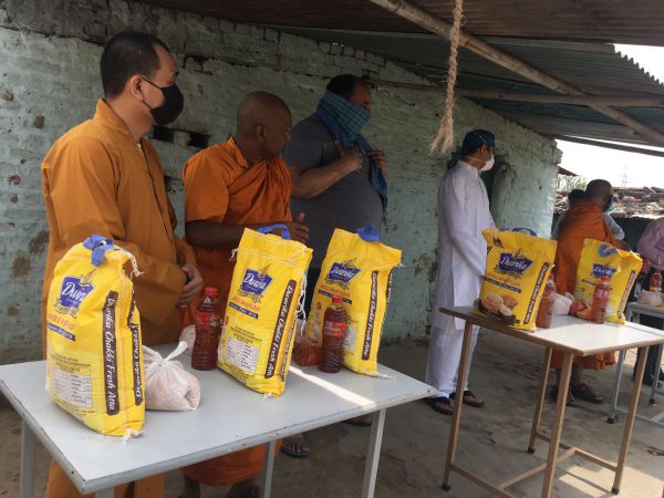 Nhóm Thiện Nguyện Tịnh xá Ngọc Sơn ủng hộ từ thiện nhân mùa Phật Đản tại Ấn Độ.